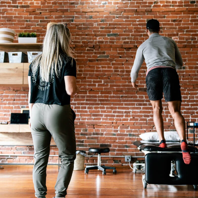movement-analysis-with-patient JJ Thomas working with patient in movement analysis session